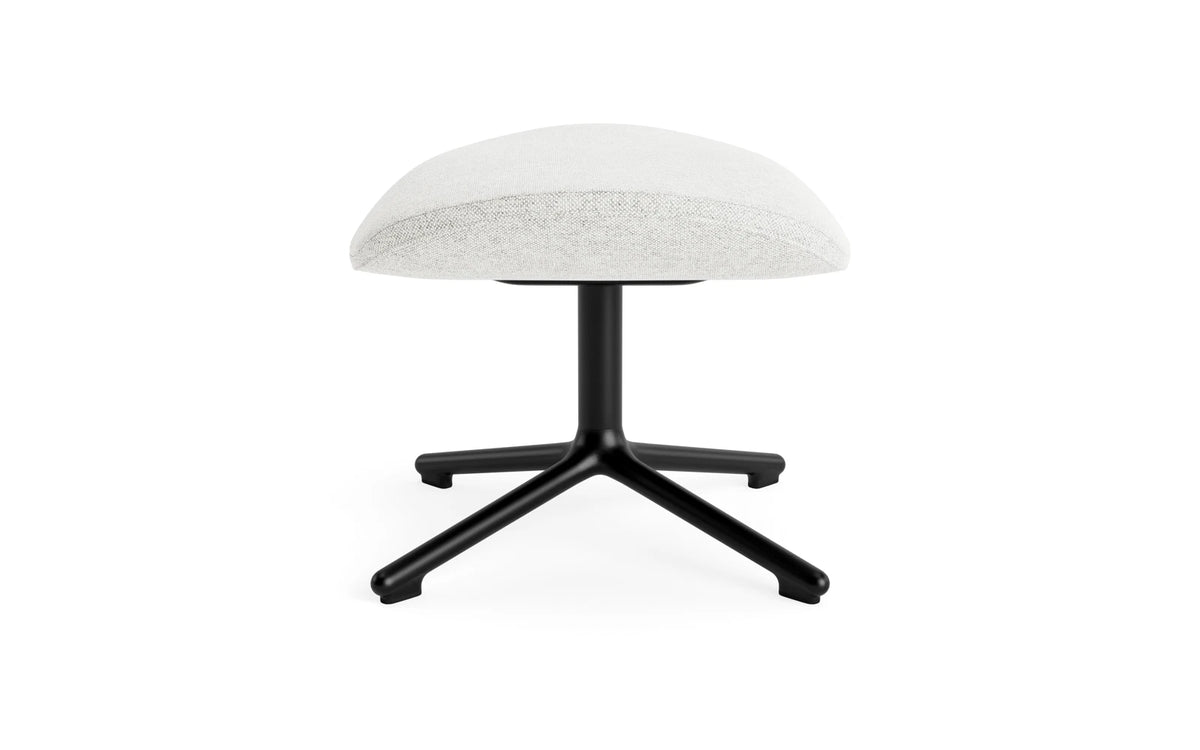 Hyg Fusshocker drehbar Schwartz Alu Hallingdal in Hallingdal 110 präsentiert im Onlineshop von KAQTU Design AG. Ottoman ist von Normann Copenhagen