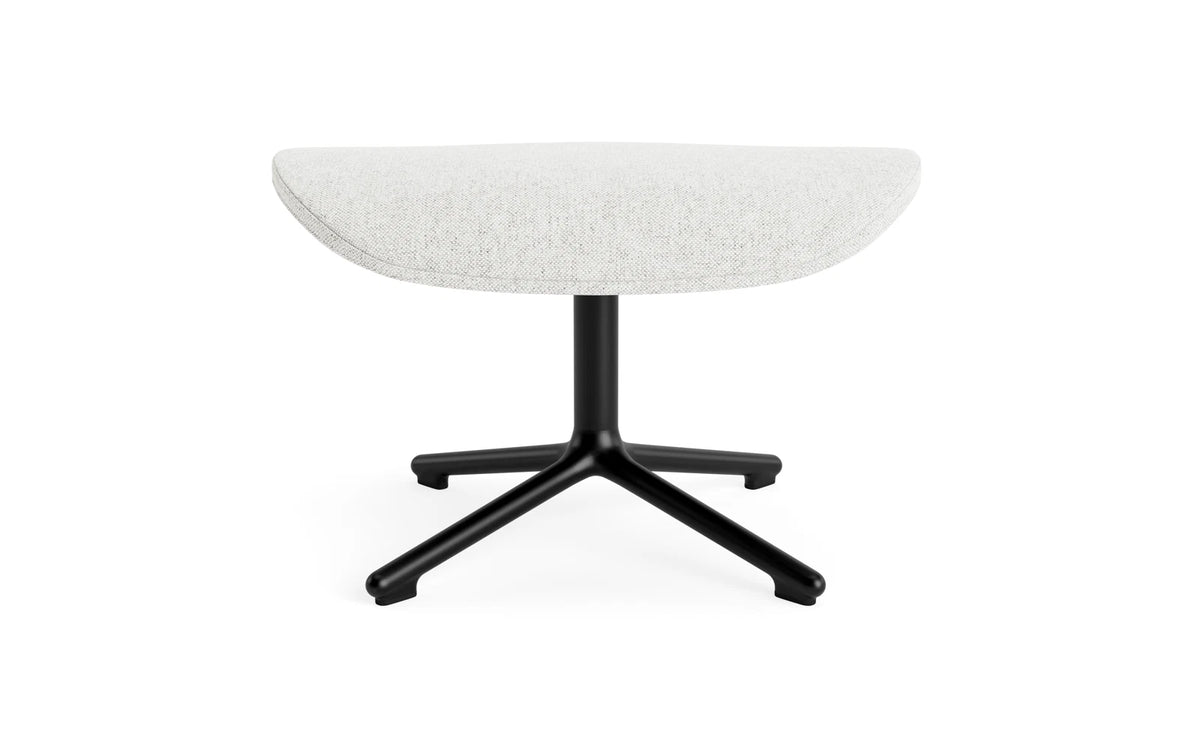 Hyg Fusshocker drehbar Schwartz Alu Hallingdal in Hallingdal 110 präsentiert im Onlineshop von KAQTU Design AG. Ottoman ist von Normann Copenhagen