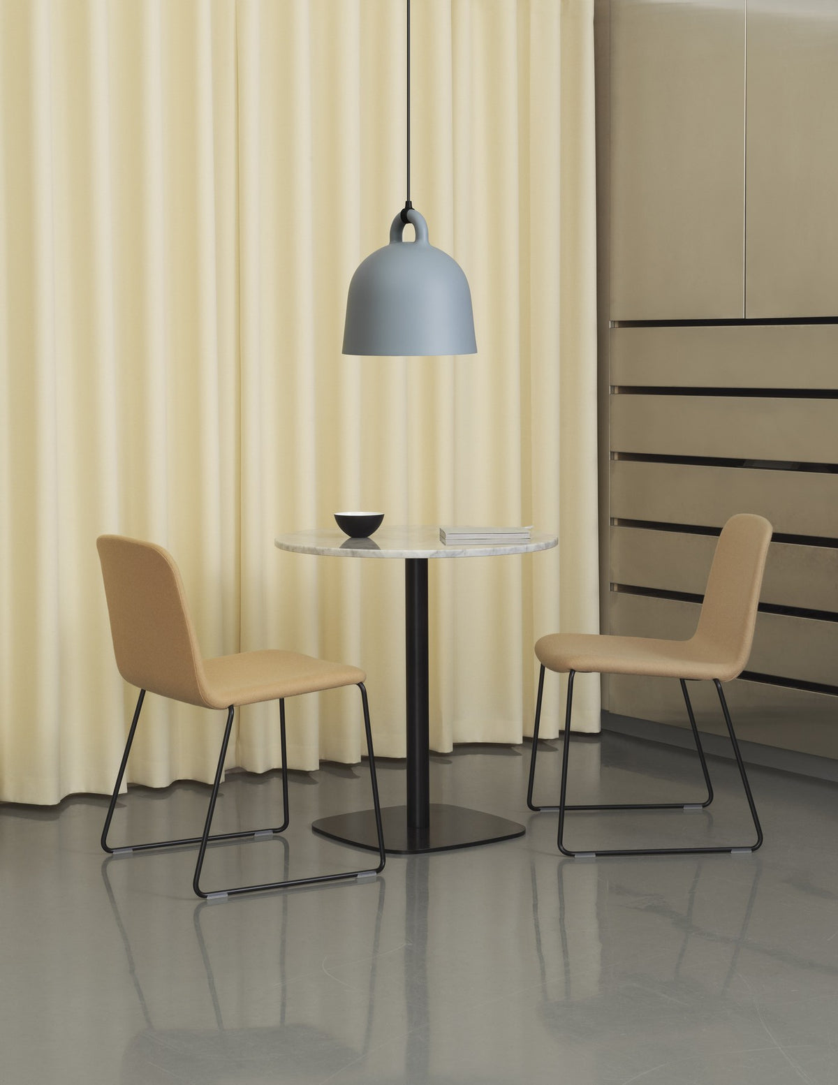 Gepolsterter Just Stuhl von Normann Copenhagen mit schlanker Sitzschale aus Ahornfurnier und verchromtem Metallgestell.