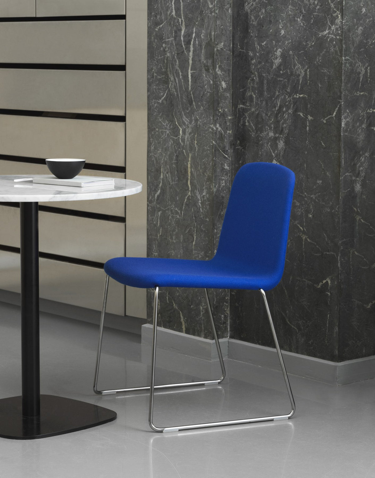 Gepolsterter Just Stuhl von Normann Copenhagen mit schlanker Sitzschale aus Ahornfurnier und verchromtem Metallgestell.