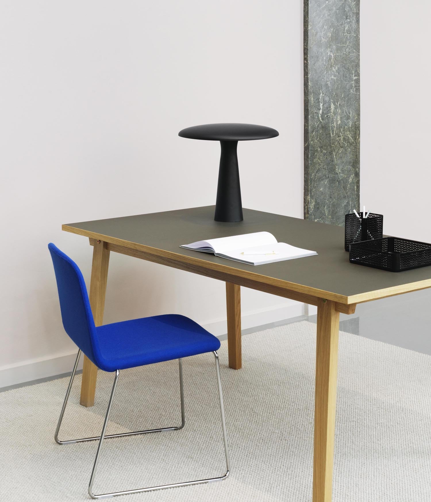 Erleben Sie den Just Stuhl gepolstert von Normann Copenhagen – ein elegantes Möbelstück aus schwarzem Stahl und feinem Hallingdal-Stoff, das Komfort und Stil vereint.