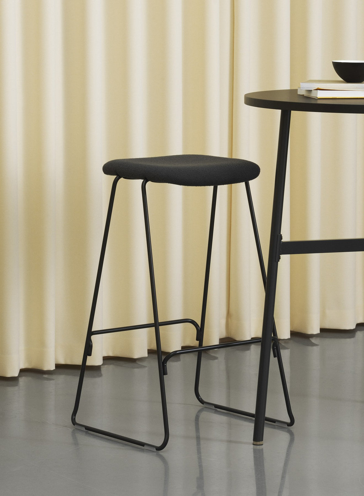 Gepolsterter Barhocker Just von Normann Copenhagen mit geformter Holzschale, Textilbezug Camira JA159 und verchromtem Stahlgestell.