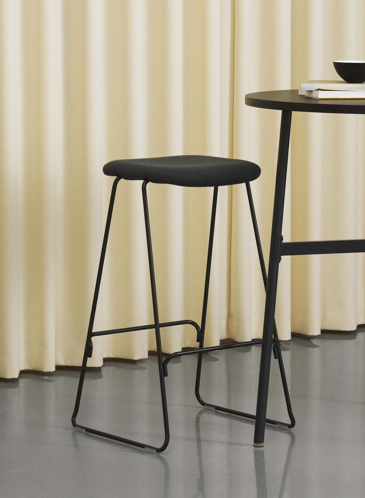 Just Barhocker 65 cm, gepolstert, schwarzer Stahl/ Ultra in Ultra 41599 präsentiert im Onlineshop von KAQTU Design AG. Barstuhl ist von Normann Copenhagen
