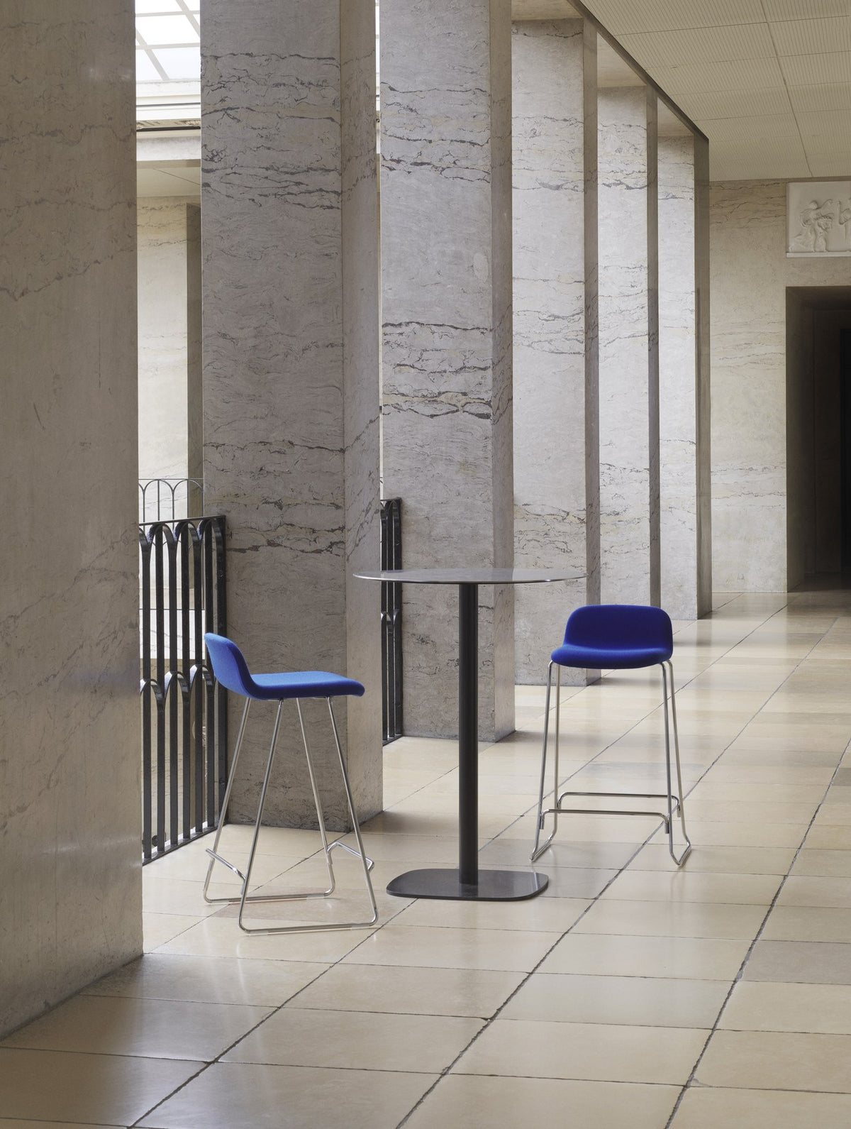 Just Barhocker mit Lehne von Normann Copenhagen, Sitzschale aus Eichenfurnier mit Polsterung, Gestell aus Stahl, Farbe Beige