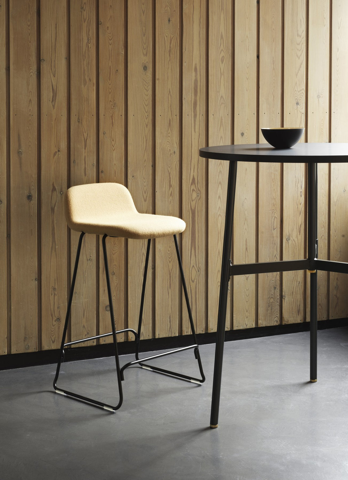 Just Barhocker mit Lehne von Normann Copenhagen, Sitzschale aus Eichenfurnier mit Polsterung, Gestell aus Stahl, Farbe Beige