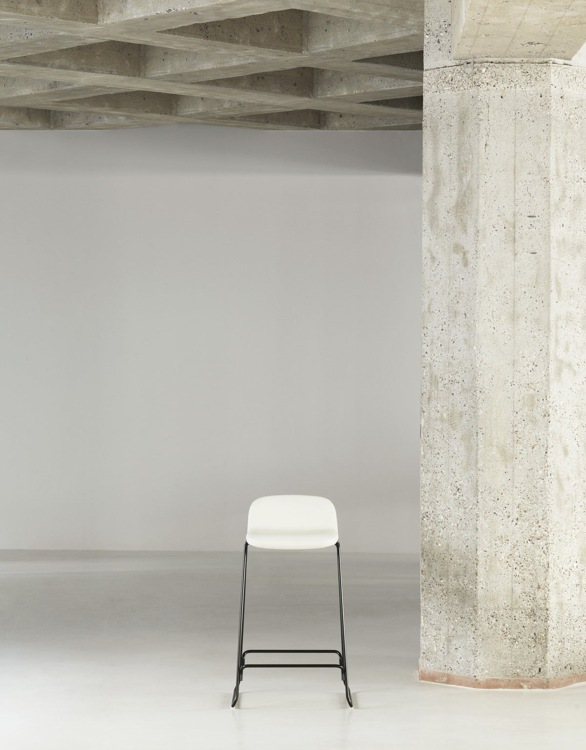 Just Barhocker mit Lehne von Normann Copenhagen, Sitzschale aus Eichenfurnier mit Polsterung, Gestell aus Stahl, Farbe Beige