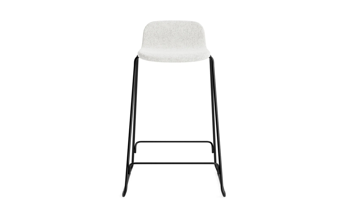 Just Barhocker 65 cm mit Lehne, gepolstert, schwarzer Stahl/ Hallingdal in Hallingdal 110 präsentiert im Onlineshop von KAQTU Design AG. Barstuhl ist von Normann Copenhagen