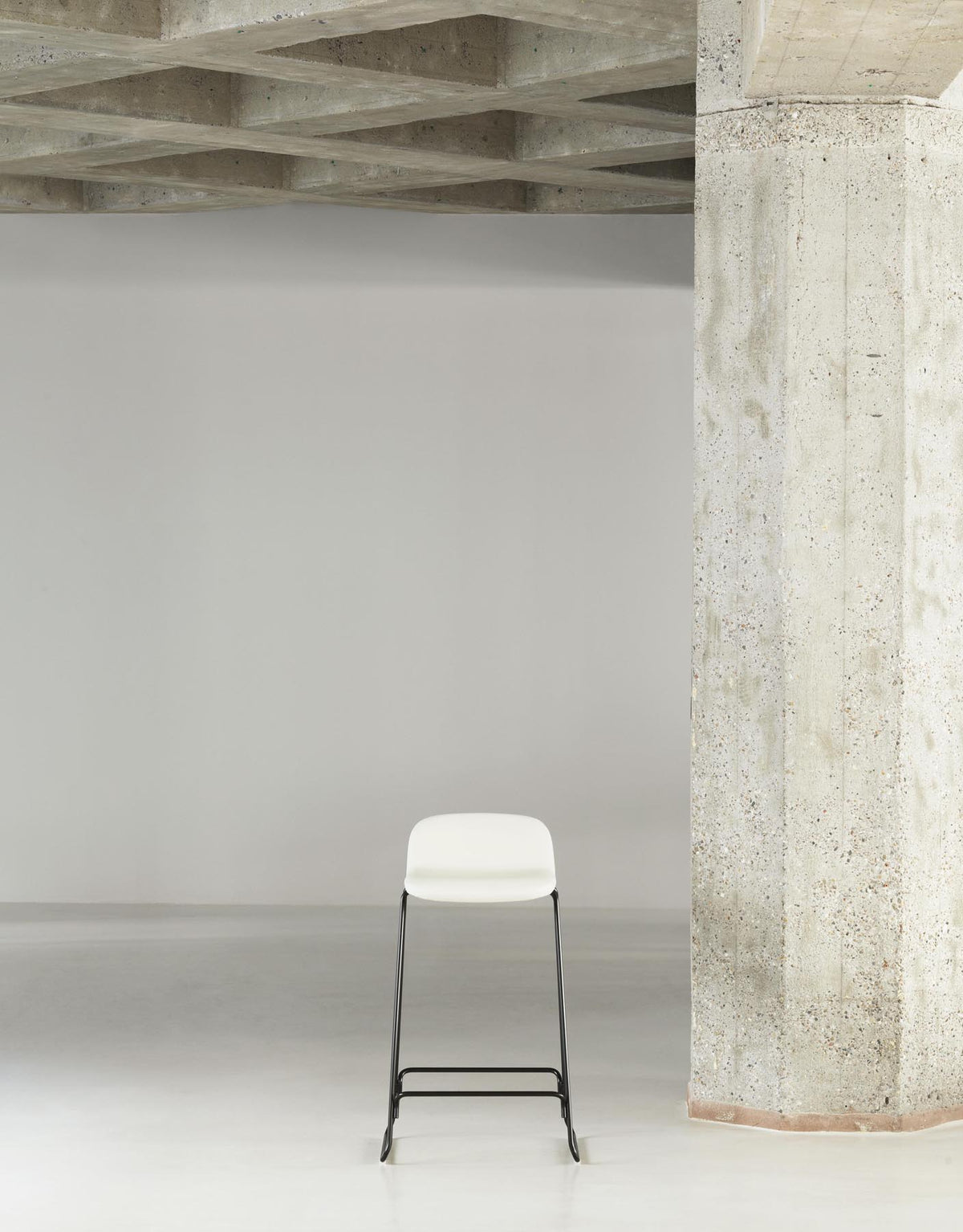 Just Barhocker 65 cm mit Lehne, gepolstert, schwarzer Stahl/ Hallingdal in Hallingdal 110 präsentiert im Onlineshop von KAQTU Design AG. Barstuhl ist von Normann Copenhagen
