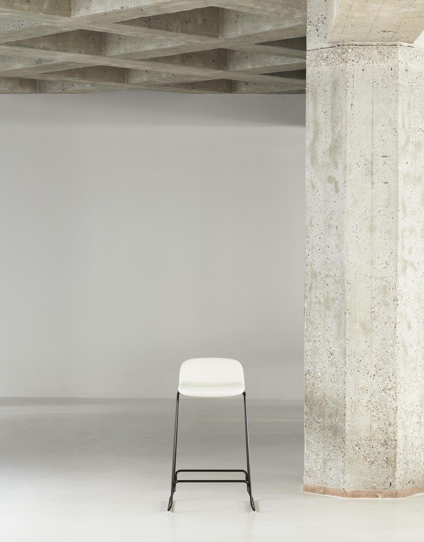 Erleben Sie den Just Barhocker 65 cm von Normann Copenhagen – stilvoll gepolstert und aus Chrom, perfekt für moderne Wohnräume!