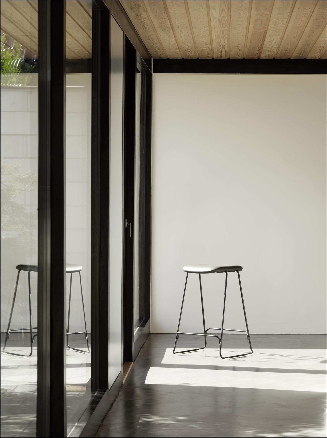 Entdecken Sie den Just Barhocker 65 cm von Normann Copenhagen – ein eleganter, gepolsterter Barstuhl aus Chrom und Hallingdal, ideal für jeden Raum!