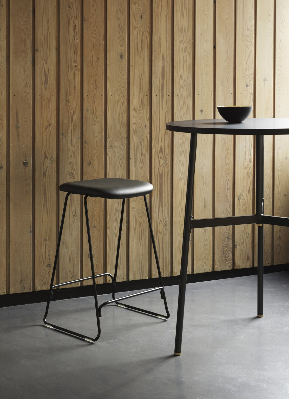Just Barhocker von Normann Copenhagen, schwarz gepolstert, mit Schale aus Eichenfurnier und verchromtem Stahlgestell.
