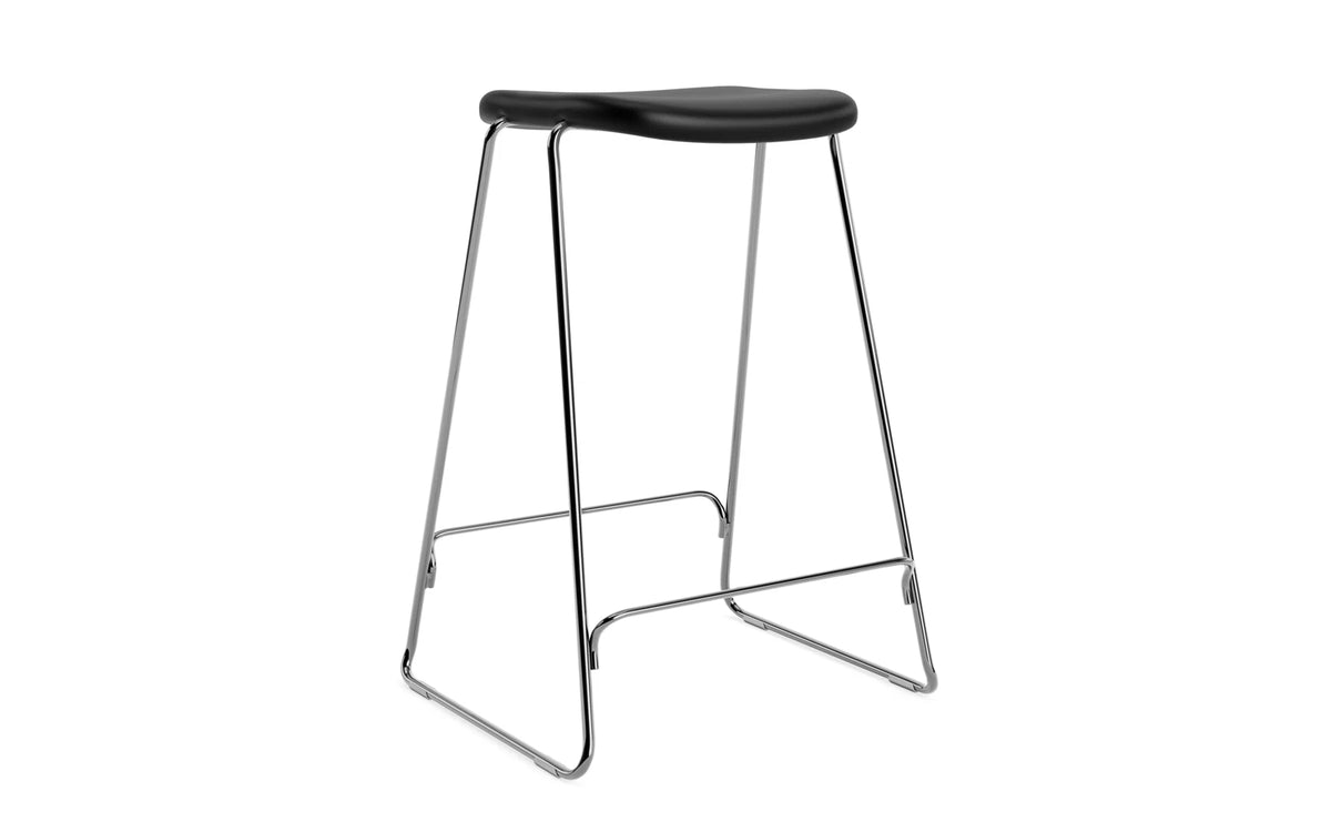 Just Barhocker 65 cm, gepolstert, Chrom/ Ultra in Ultra 41599 präsentiert im Onlineshop von KAQTU Design AG. Barstuhl ist von Normann Copenhagen