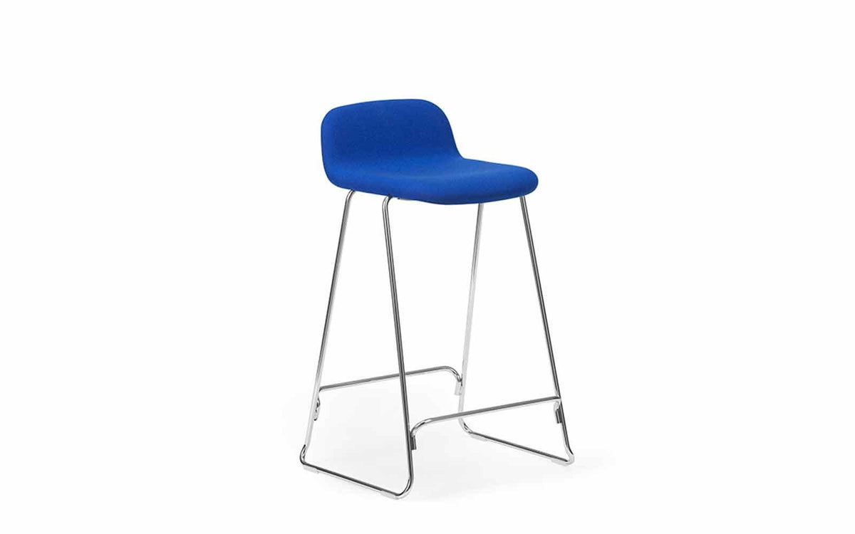 Gepolsterter Barhocker Just von Normann Copenhagen mit geformter Holzschale, Textilbezug Camira JA159 und verchromtem Stahlgestell.