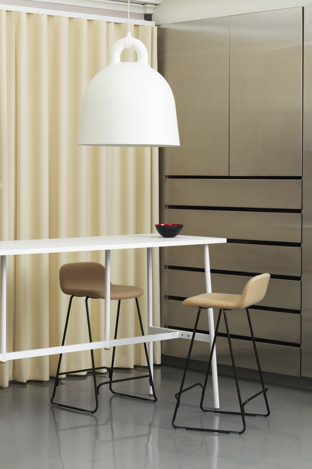 Gepolsterter Barhocker Just von Normann Copenhagen mit geformter Holzschale, Textilbezug Camira JA159 und verchromtem Stahlgestell.