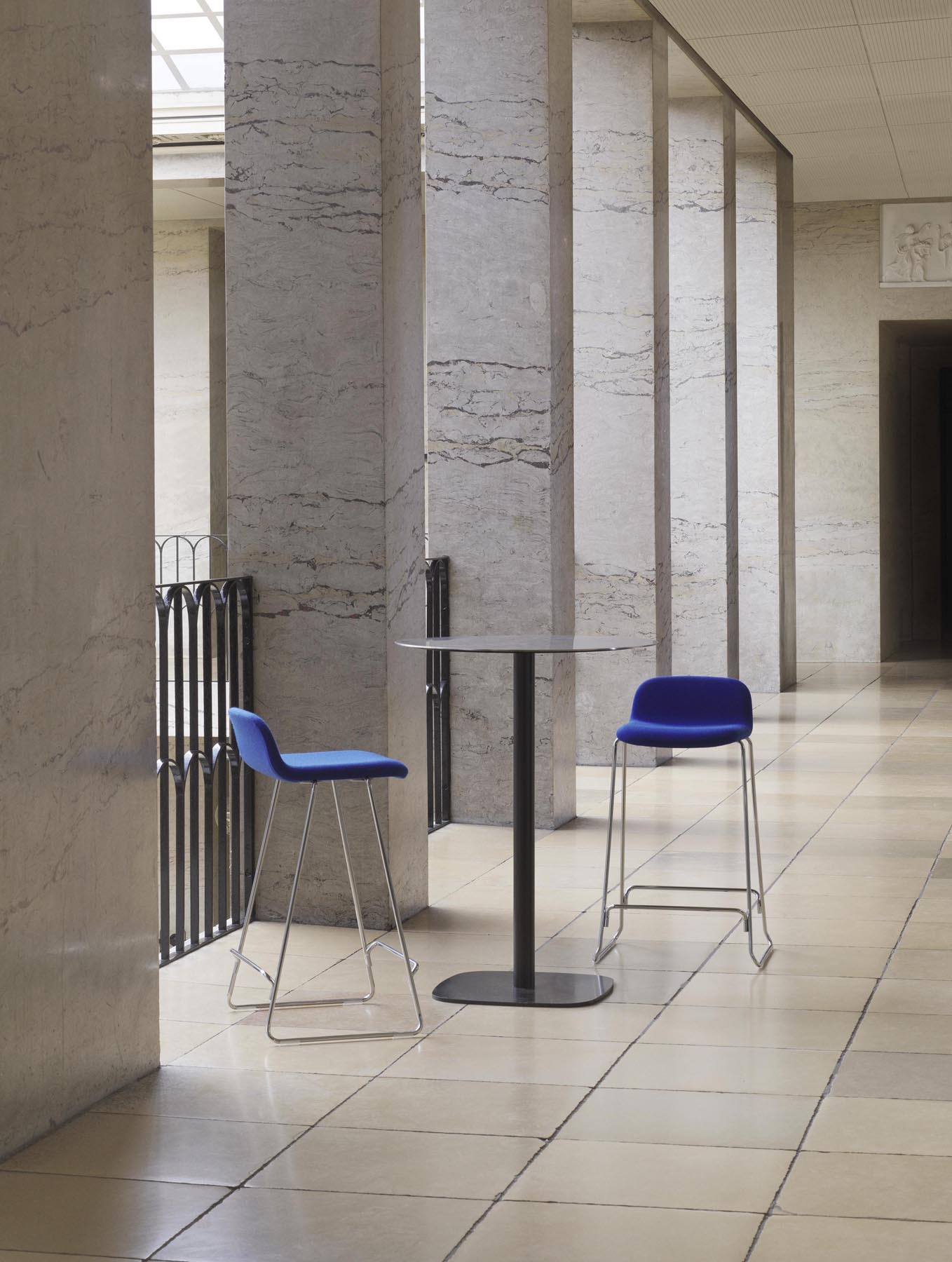 Erleben Sie den Just Barhocker 65 cm mit Lehne von Normann Copenhagen – ein elegantes, gepolstertes Designhighlight in Chrom/Ultra, perfekt für Ihre Einrichtung.