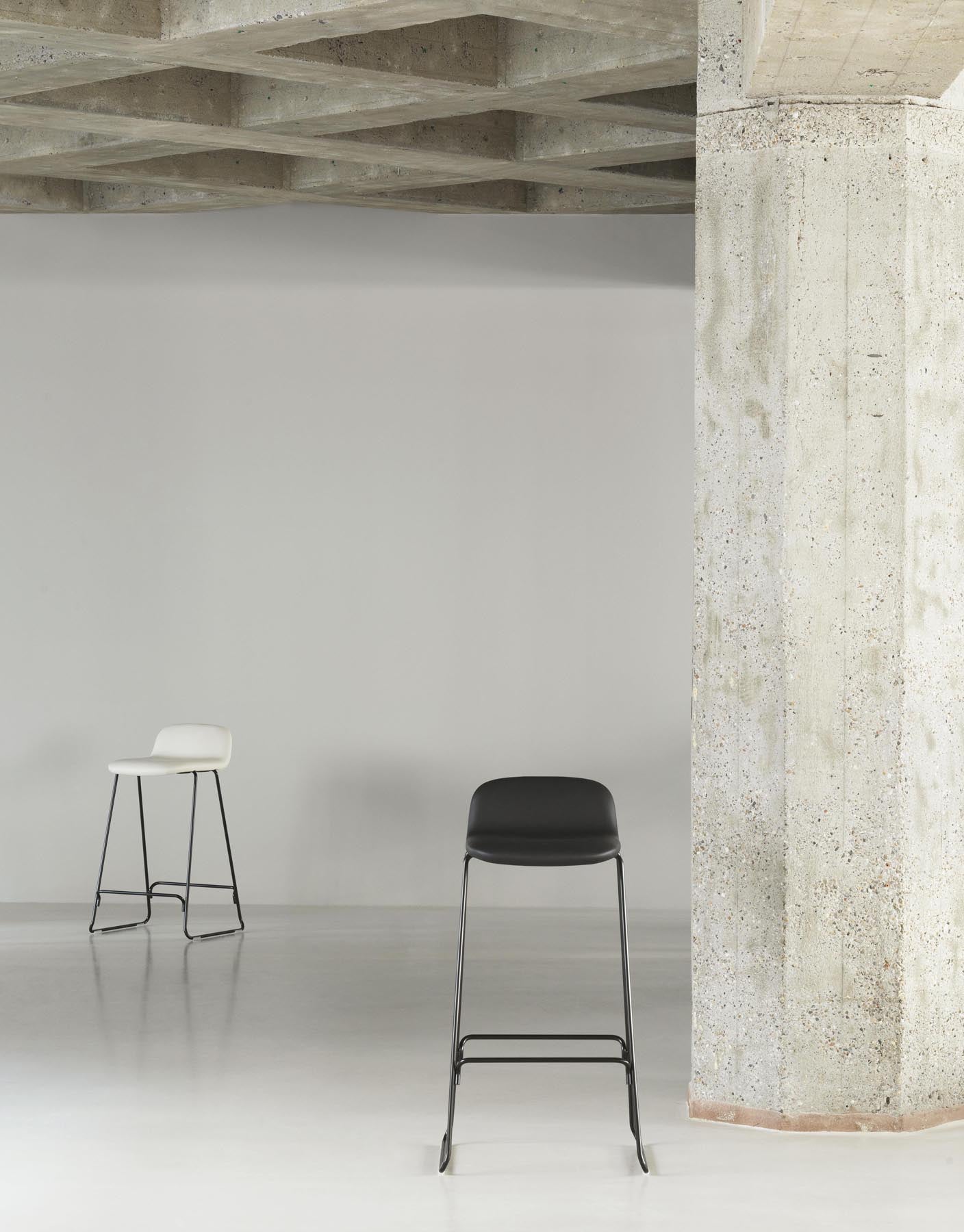 Entdecken Sie den Just Barhocker 75 cm von Normann Copenhagen – ein stilvoller, gepolsterter Barstuhl aus schwarzem Stahl und langlebigem Hallingdal-Stoff, ideal für moderne Interiors.