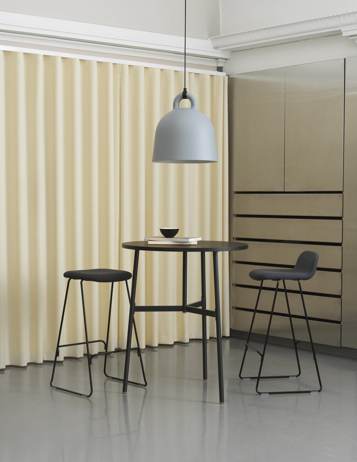 Just Barhocker mit Lehne von Normann Copenhagen, Sitzschale aus Eschenholz mit Textilpolster Camira Yoredale, Gestell aus pulverbeschichtetem Stahl.