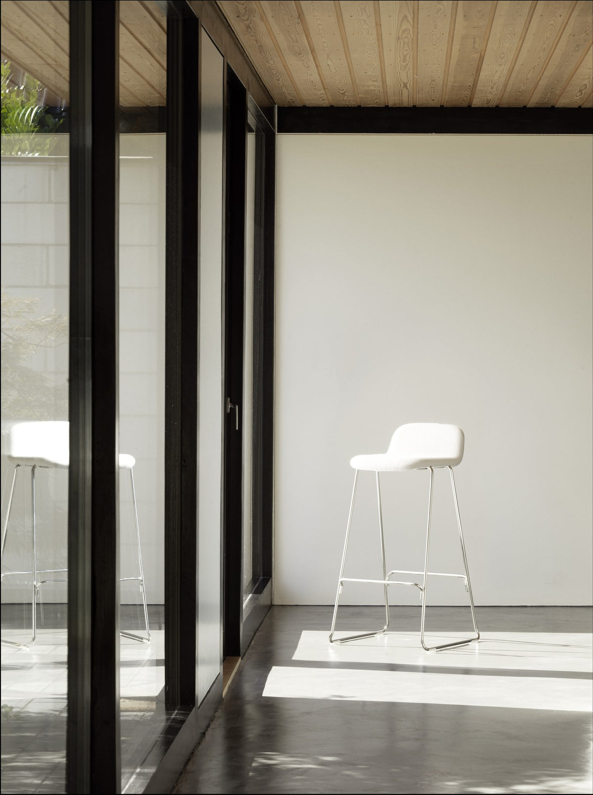 Just Barhocker mit Lehne von Normann Copenhagen, Sitzschale aus Eschenholz mit Textilpolster Camira Yoredale, Gestell aus pulverbeschichtetem Stahl.