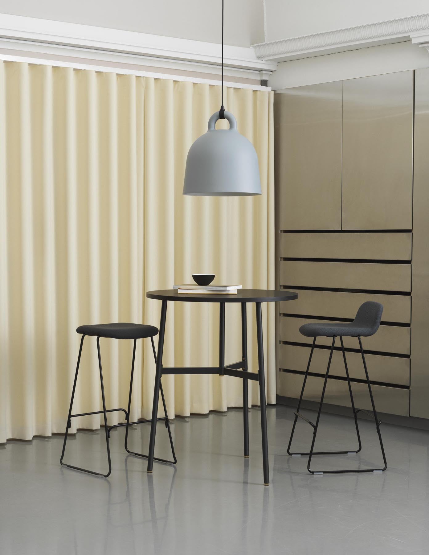Entdecken Sie den Just Barhocker 75 cm mit Lehne von Normann Copenhagen – ein stilvolles, gepolstertes Möbelstück aus schwarzem Stahl und Hallingdal, perfekt für moderne Wohnräume!