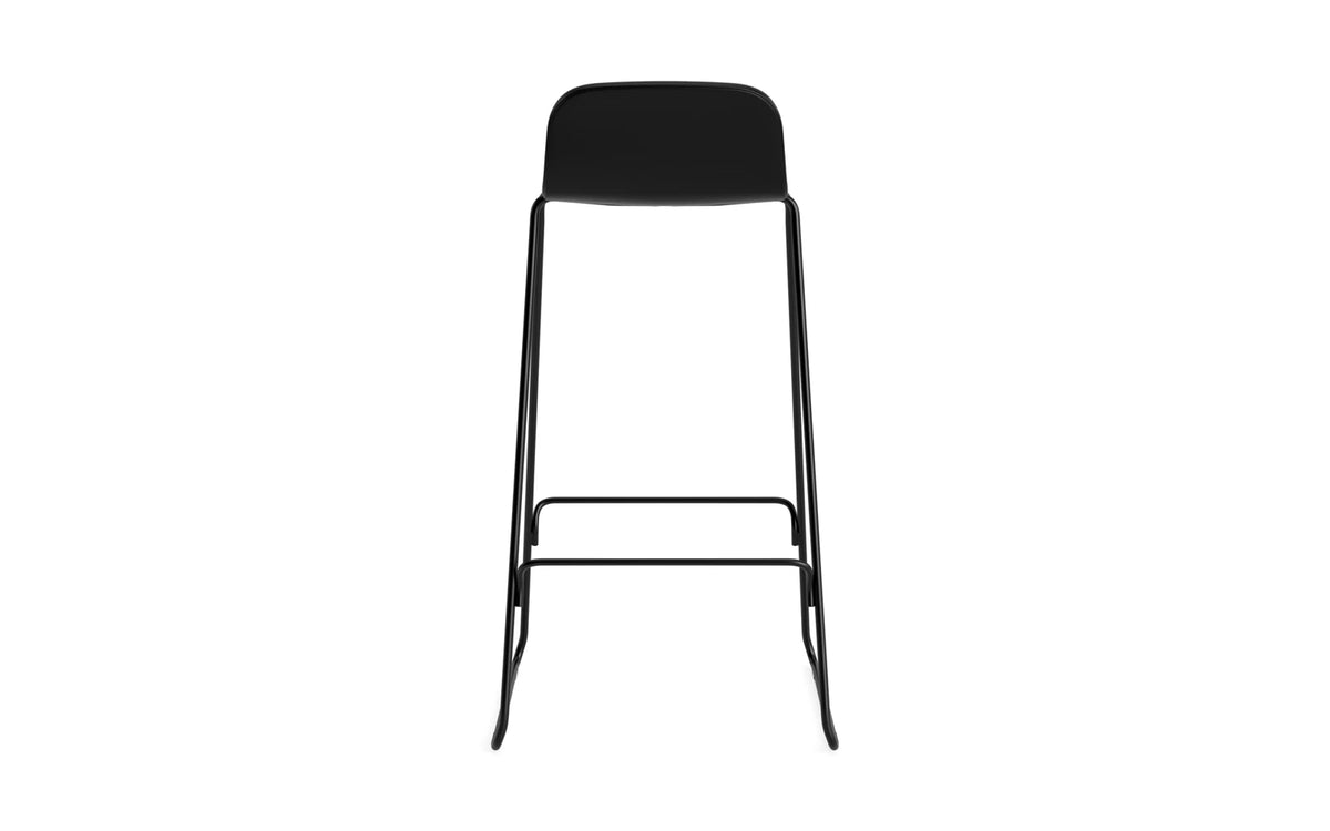 Just Barhocker 75 cm mit Lehne, gepolstert, schwarzer Stahl Ultra Leder in Ultra 41599 präsentiert im Onlineshop von KAQTU Design AG. Barstuhl ist von Normann Copenhagen