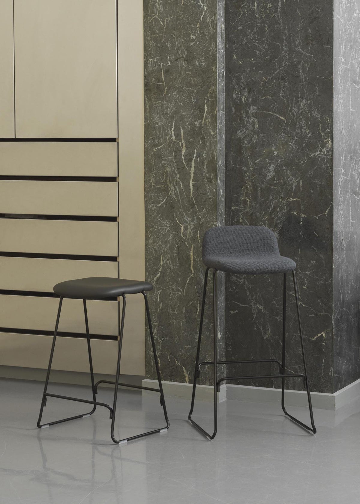 Just Barhocker 75 cm mit Lehne, gepolstert, Chrom/ Ultra in Ultra 41599 präsentiert im Onlineshop von KAQTU Design AG. Barstuhl ist von Normann Copenhagen
