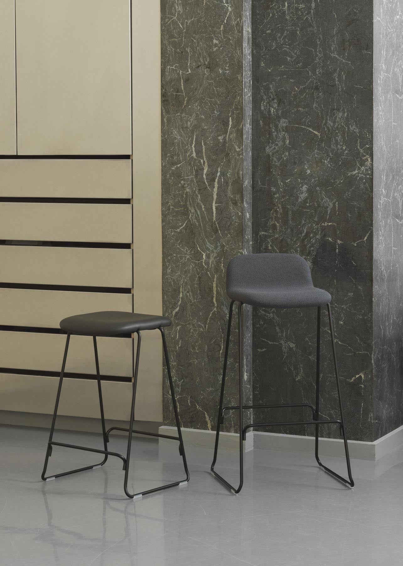 Entdecken Sie den stilvollen Just Barhocker 75 cm mit Lehne von Normann Copenhagen. Gepolstert und mit elegantem Chromgestell, ideal für jede Bar oder Küche.