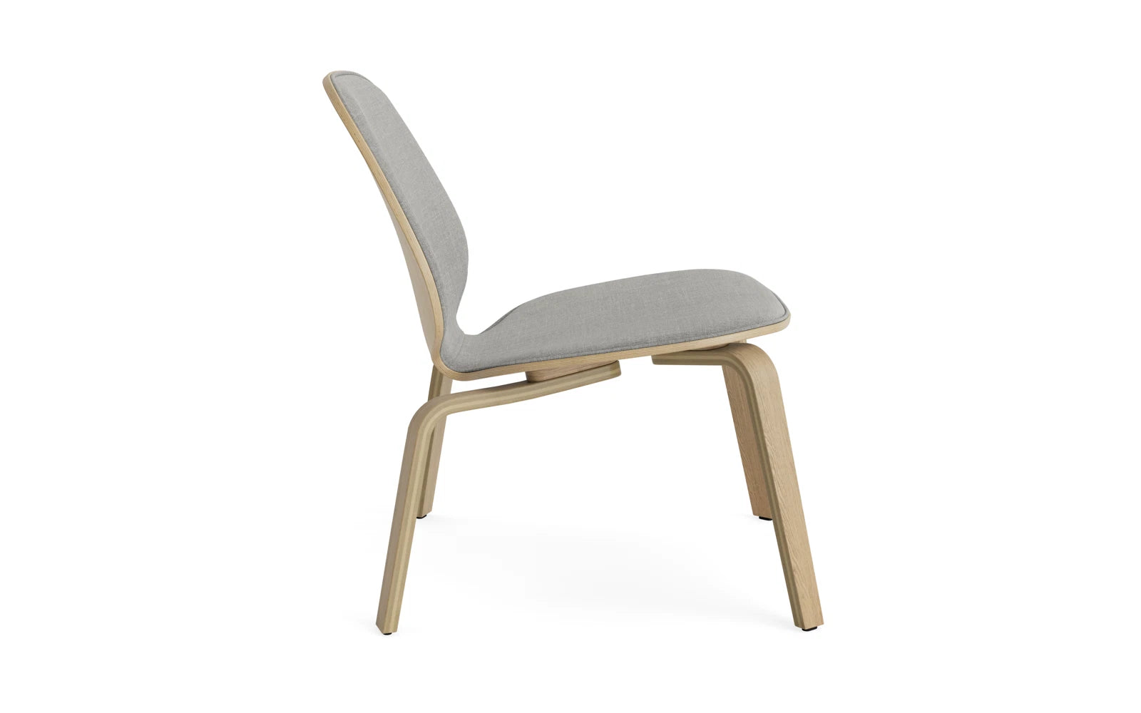 Entdecken Sie den My Chair Lounge-Sessel von Normann Copenhagen – stilvolle Eiche trifft auf einzigartiges Remix-Polster für höchsten Komfort.