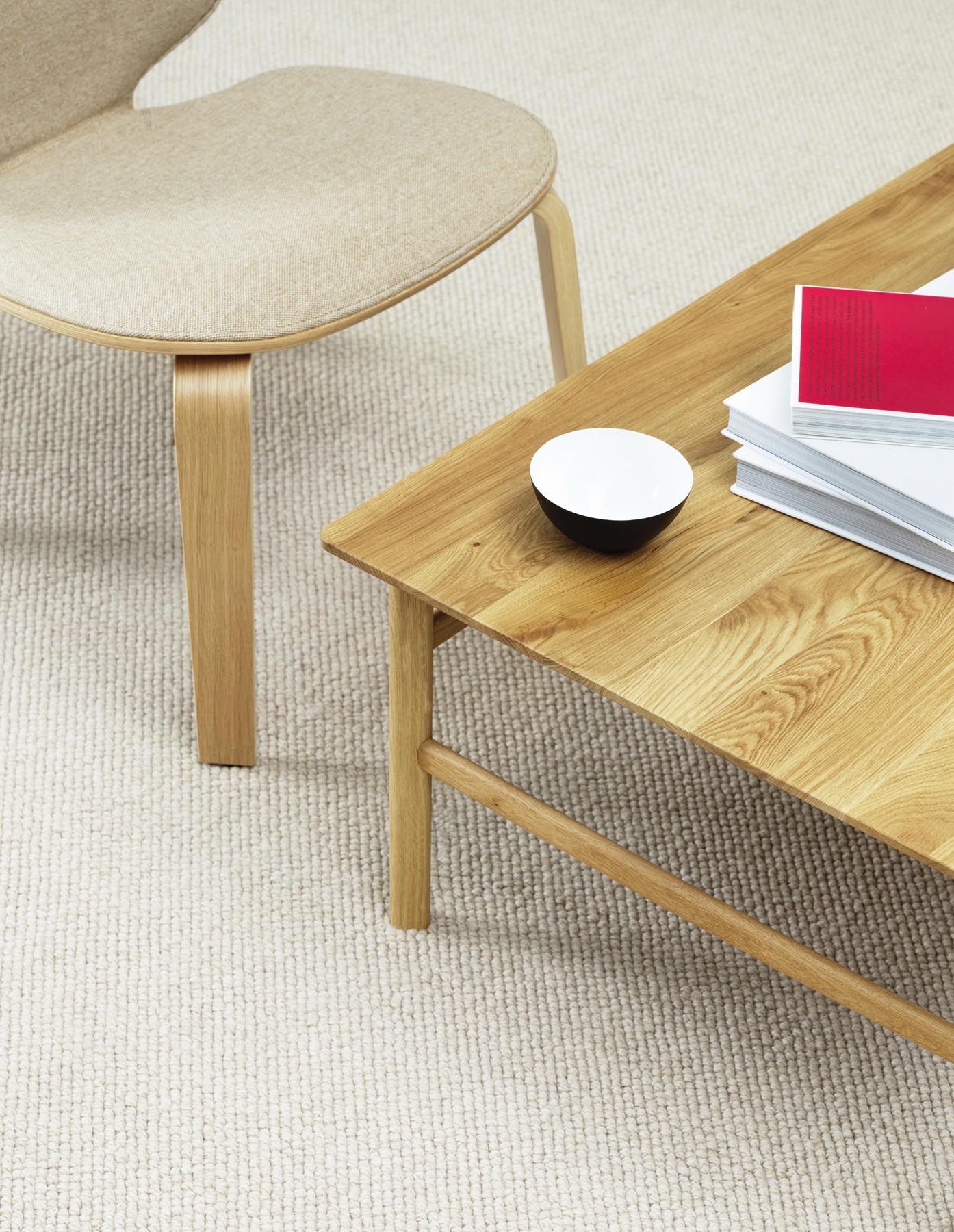 Erleben Sie den My Chair Lounge-Sessel von Normann Copenhagen – elegantes Design aus Eiche mit individuellem Remix-Polster für optimalen Sitzgenuss.