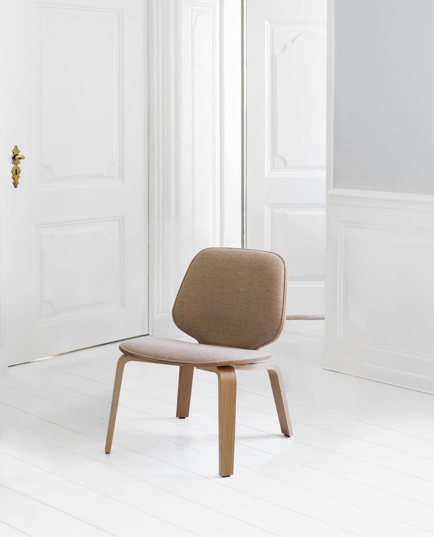 Erleben Sie den My Chair Lounge-Sessel von Normann Copenhagen – ein elegantes Möbelstück aus Eiche und Hallingdal, das modernen Komfort und zeitloses Design vereint.