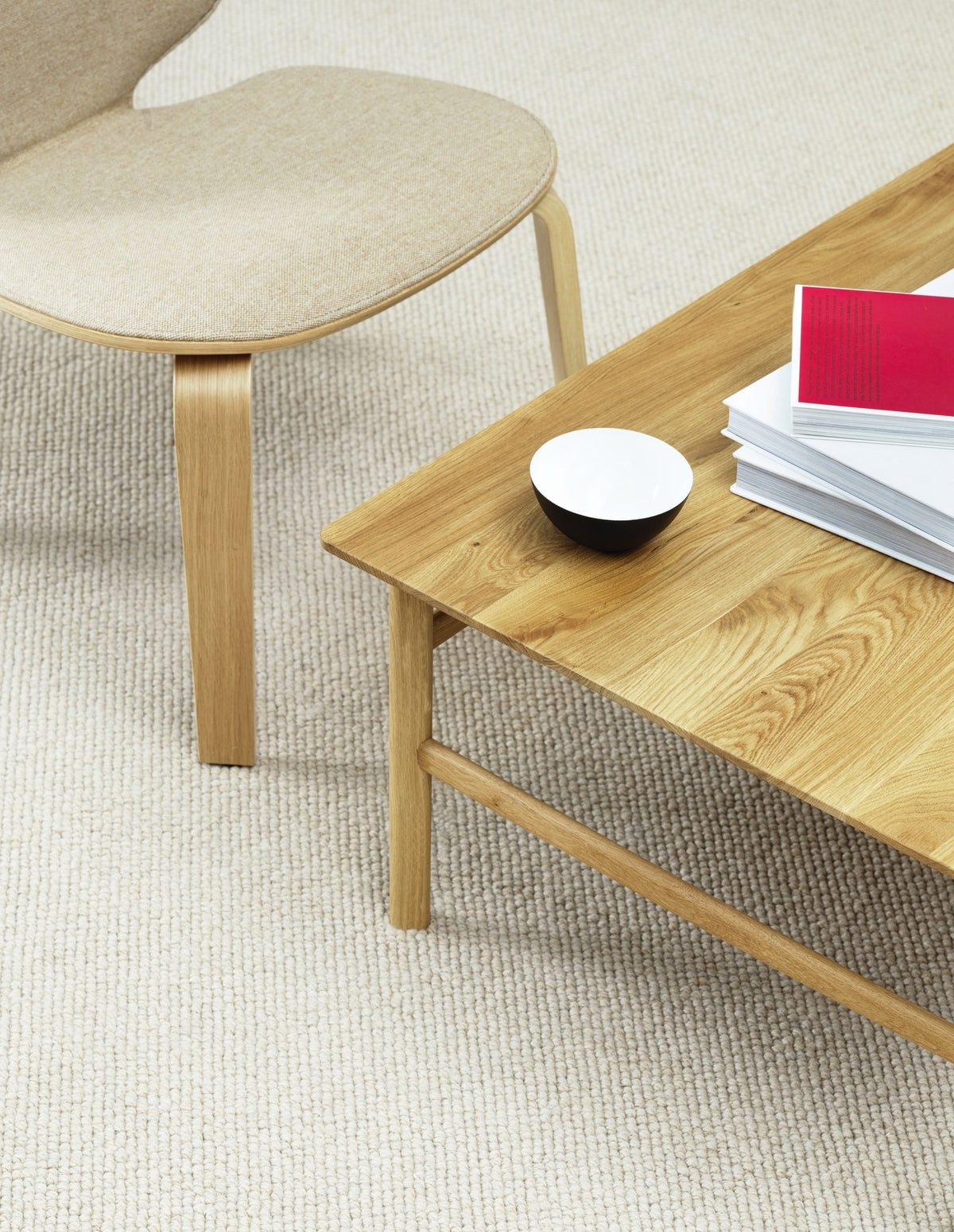 Beiger Lounge-Sessel My Chair mit gepolsterter Vordersitzfläche, geformter Holzschale und passenden Beinen, Design Nicholai Wiig Hansen.