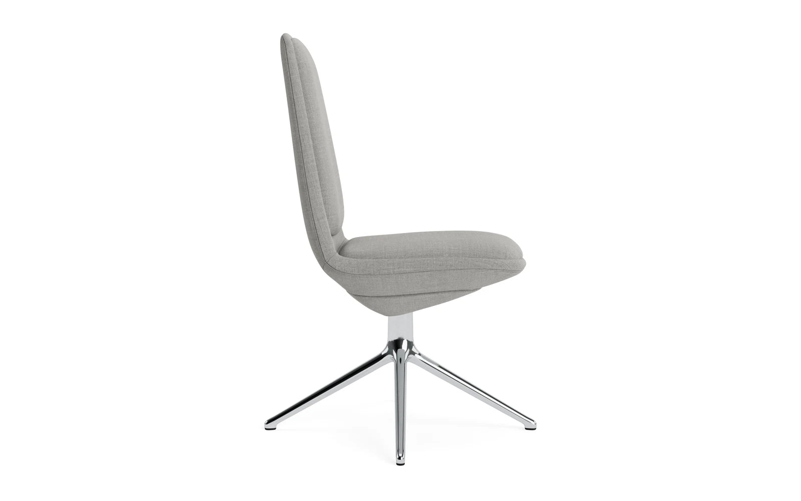 Erleben Sie den Off Chair niedrig mit Drehgestell 4B aus Aluminium und komfortablem Kissen Remix von Normann Copenhagen – die perfekte Wahl für Ihr modernes Büro.