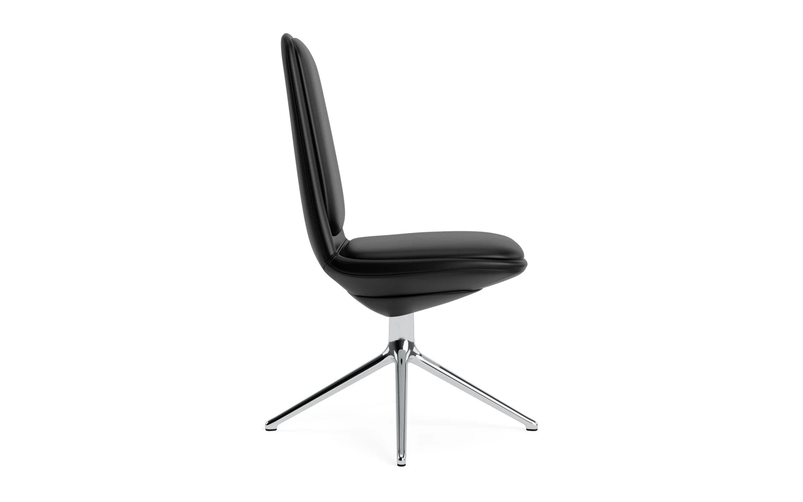 Erleben Sie den Off Chair niedrig mit Drehgestell 4B aus Aluminium und Ultra-Kissen von Normann Copenhagen – die perfekte Symbiose aus Komfort, Design und Funktionalität für Ihr Büro.