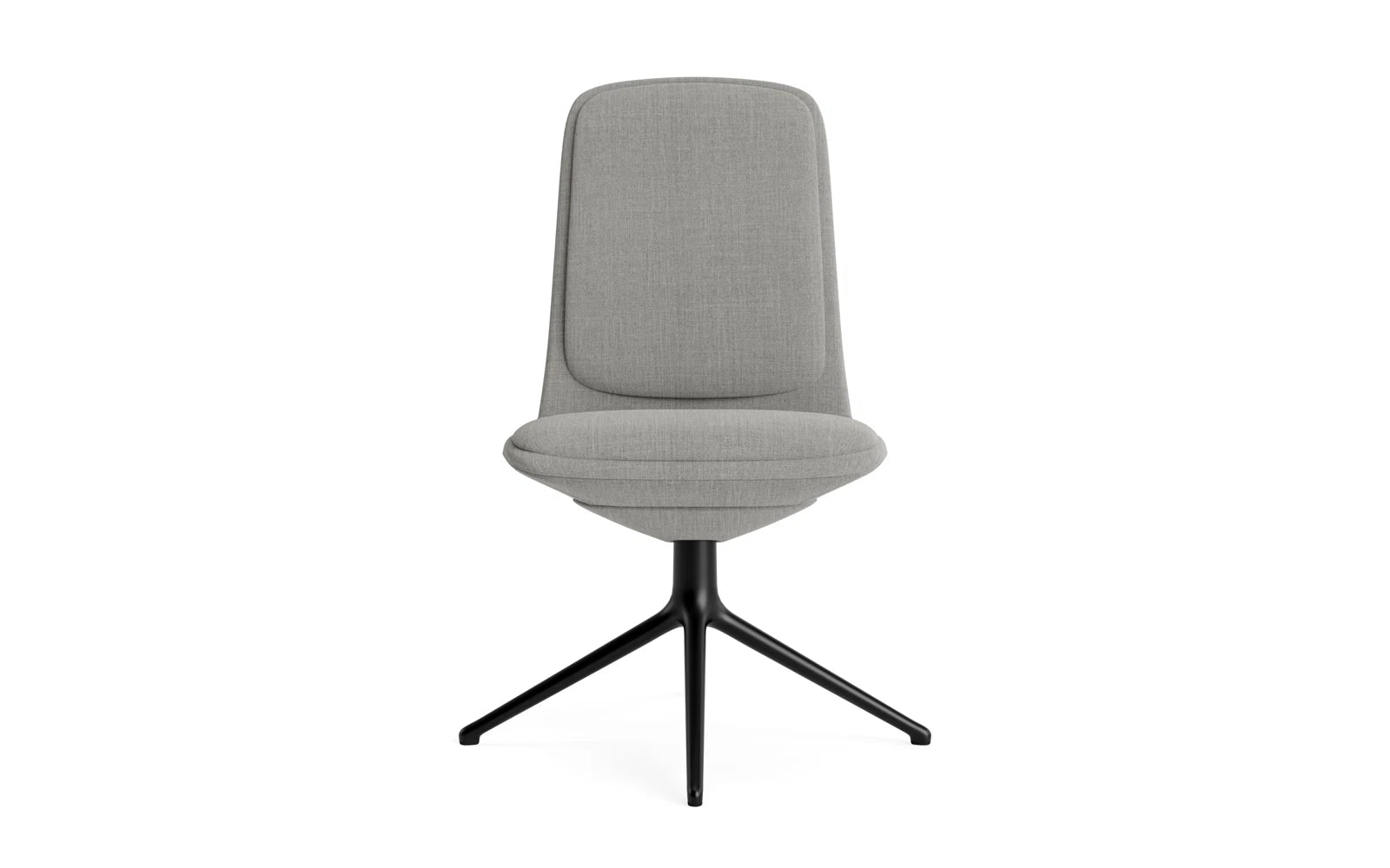 Entdecken Sie den Off Chair niedrig mit Drehgestell 4B in Schwarz Aluminium und hochwertigem Remix-Kissen von Normann Copenhagen – stilvoll und ergonomisch für Ihr Büro.