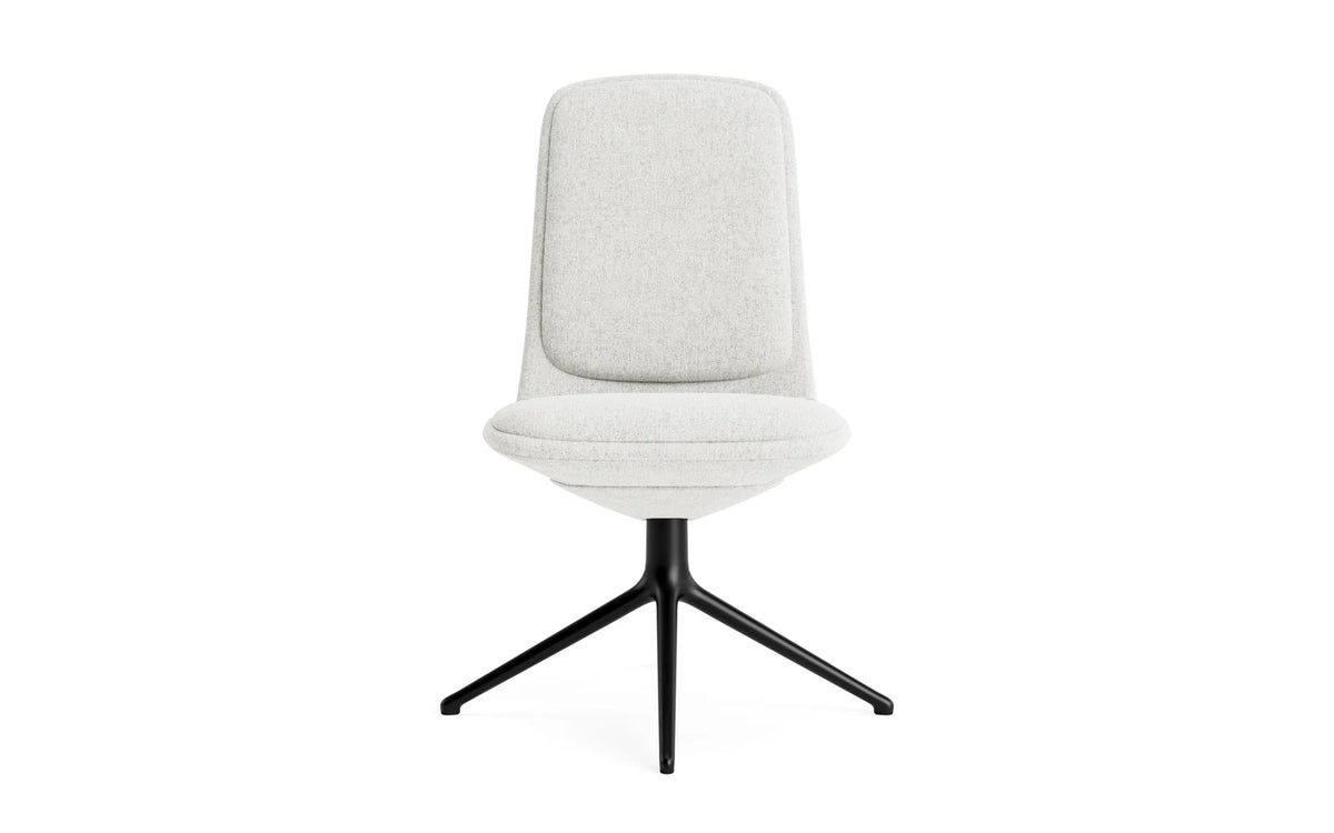 Off Chair niedrig mit Drehgestell 4B Schwartz aluminium mit kissen Hallingdal in Hallingdal 110 präsentiert im Onlineshop von KAQTU Design AG. Bürostuhl ist von Normann Copenhagen