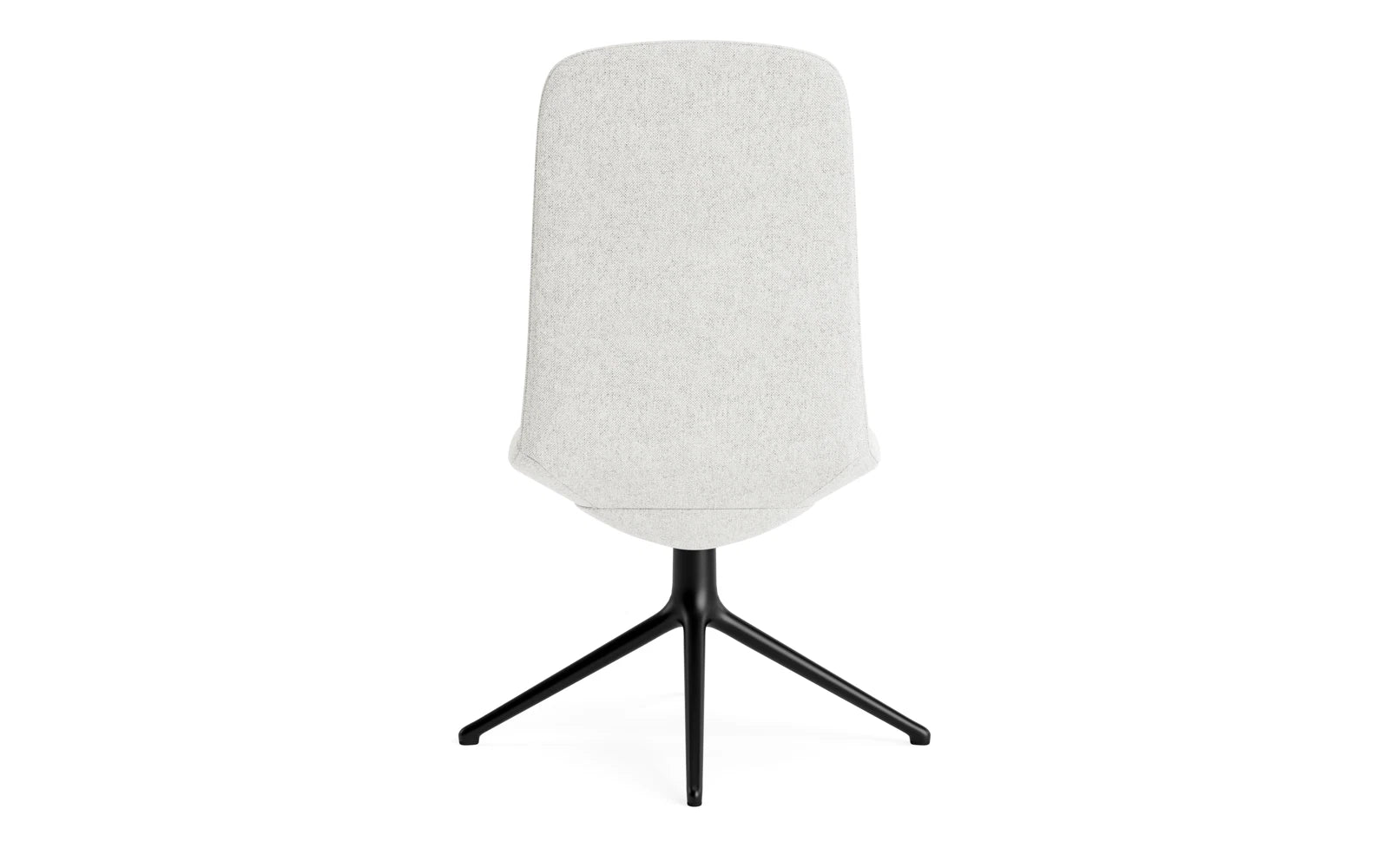 Entdecken Sie den Off Chair von Normann Copenhagen: Ein eleganter, niedriger Bürostuhl mit drehbarem Gestell aus schwarzem Aluminium und hochwertigem Hallingdal-Kissen.