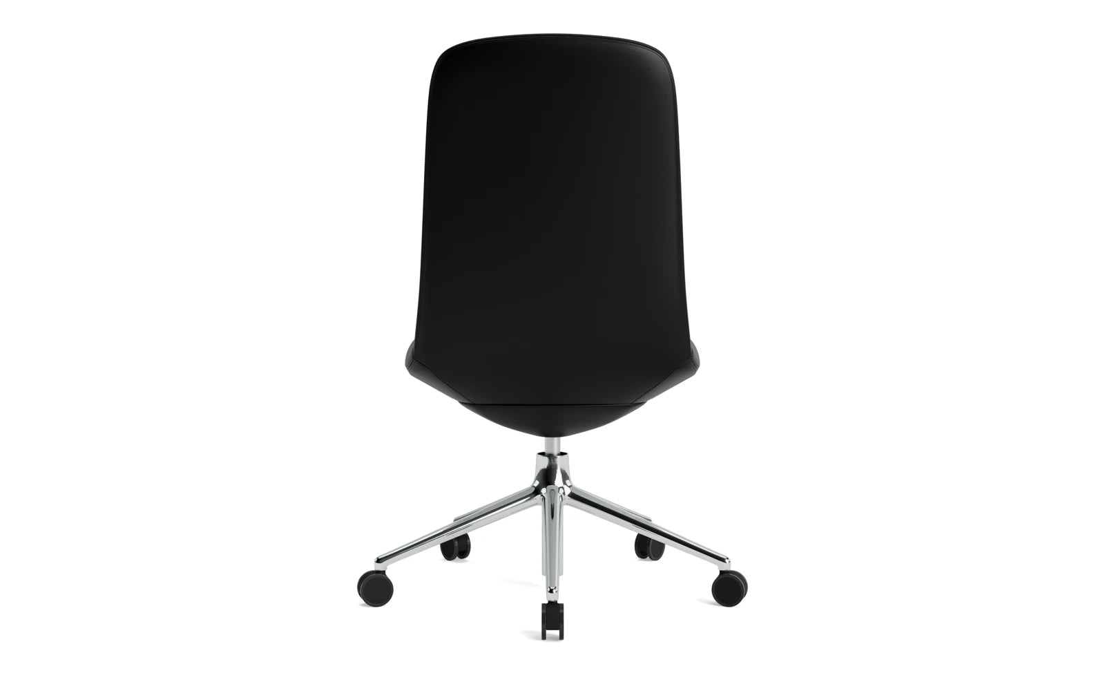 Entdecken Sie den Off Chair von Normann Copenhagen: Ein eleganter, niedriger Bürostuhl mit Gaslift und Rollen, der Funktionalität und Stil vereint.