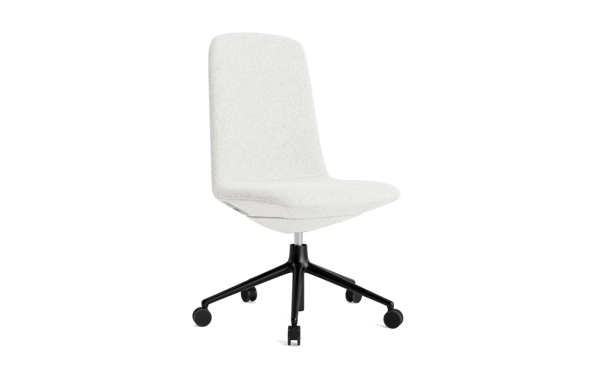 Off Chair niedrig mit Drehgestell und Rollen Gaslift Schwartz Aluminium Hallingdal in Hallingdal 110 präsentiert im Onlineshop von KAQTU Design AG. Bürostuhl mit Armlehne ist von Normann Copenhagen