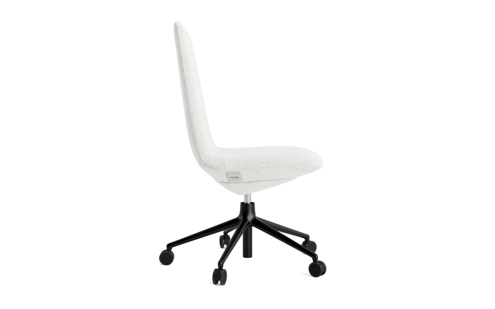 Der Off Chair von Normann Copenhagen vereint modernes Design mit Funktionalität: Niedrig, drehbar und mit Rollen für flexibles Sitzen.