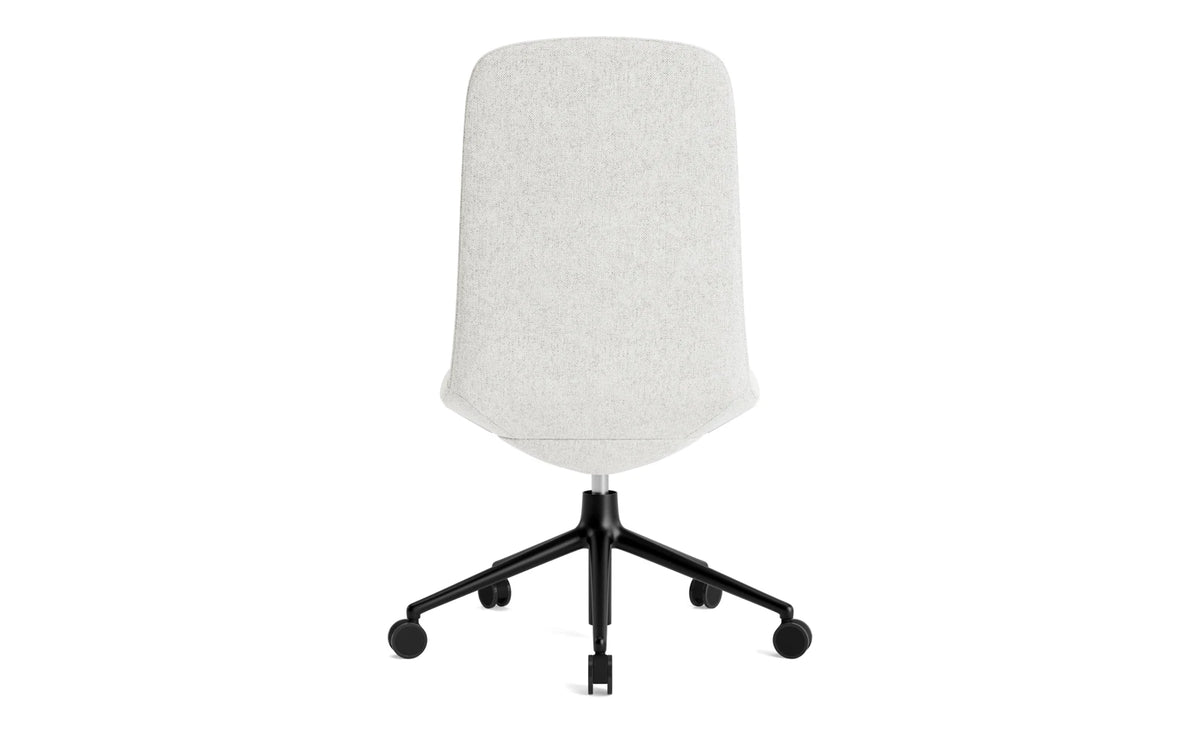 Off Chair niedrig mit Drehgestell und Rollen Gaslift Schwartz Aluminium Hallingdal in Hallingdal 110 präsentiert im Onlineshop von KAQTU Design AG. Bürostuhl mit Armlehne ist von Normann Copenhagen