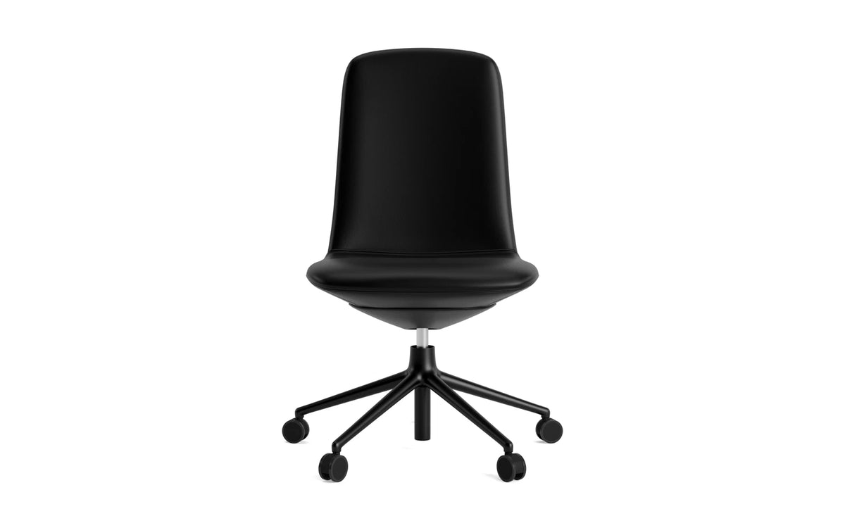 Off Chair niedrig mit Drehgestell und Rollen Gaslift Schwartz Aluminium Ultra in Ultra 41599 präsentiert im Onlineshop von KAQTU Design AG. Bürostuhl ist von Normann Copenhagen
