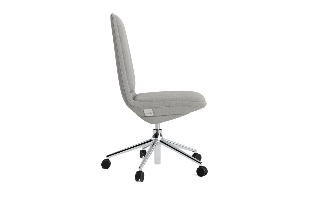 Off Chair niedrig 5W gaslift aluminium mit kissen Remix in Remix 133 präsentiert im Onlineshop von KAQTU Design AG. Bürostuhl ist von Normann Copenhagen