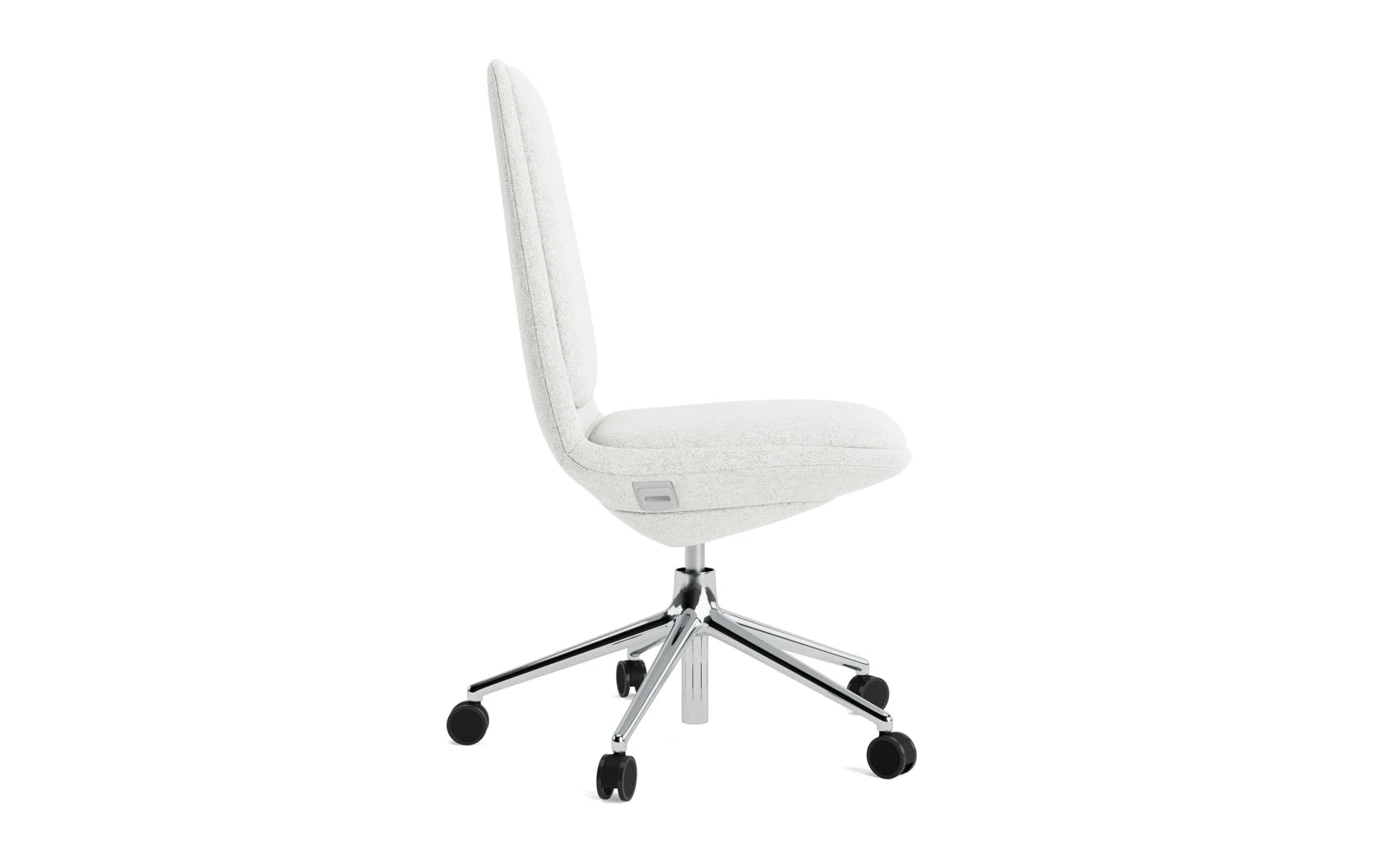 Erleben Sie den Off Chair niedrig 5W von Normann Copenhagen – ein eleganter Bürostuhl mit Aluminiumrahmen und hochwertigem Hallingdal-Kissen für optimalen Sitzkomfort.