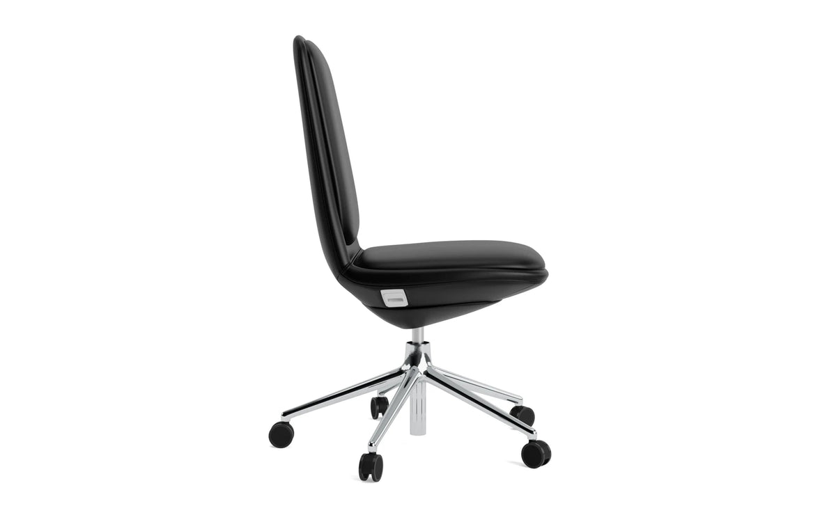 Off Chair niedrig 5W gaslift aluminium mit kissen Ultra in Ultra 41599 präsentiert im Onlineshop von KAQTU Design AG. Bürostuhl ist von Normann Copenhagen