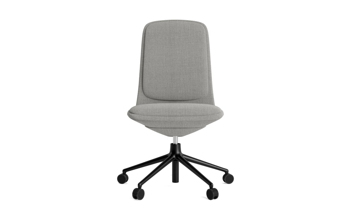 Off Chair niedrig 5W gaslift schwarze aluminium mit kissen Remix in Remix 133 präsentiert im Onlineshop von KAQTU Design AG. Bürostuhl ist von Normann Copenhagen