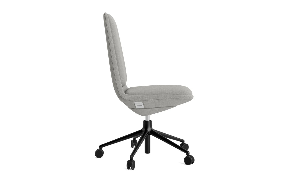 Off Chair niedrig 5W gaslift schwarze aluminium mit kissen Remix in Remix 133 präsentiert im Onlineshop von KAQTU Design AG. Bürostuhl ist von Normann Copenhagen