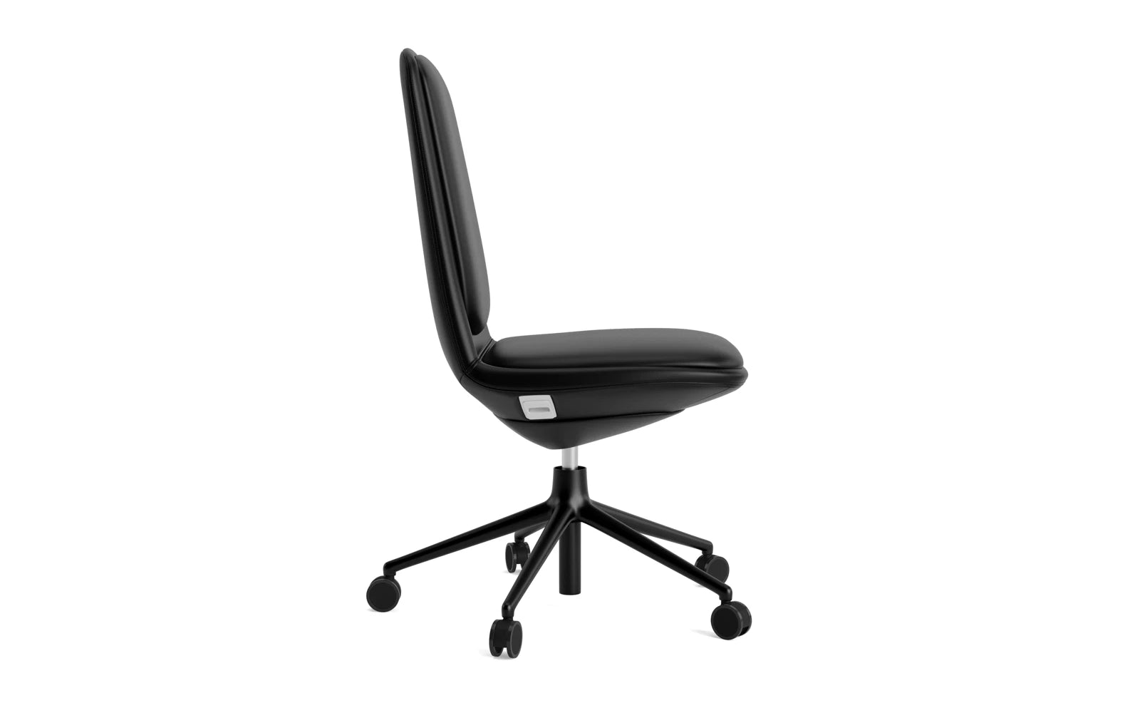 Erleben Sie den Off Chair niedrig 5W Gaslift in modernem schwarzem Aluminium mit Ultra-Kissen von Normann Copenhagen – ideal für komfortables Arbeiten.