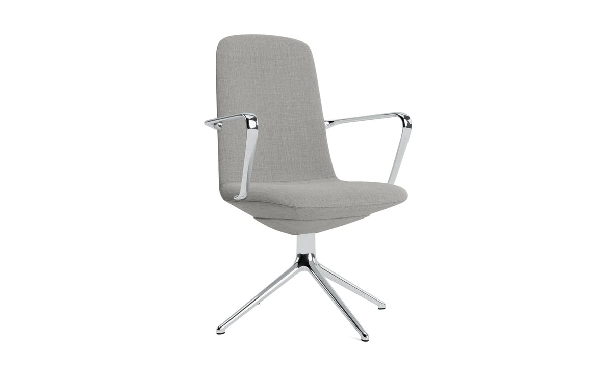 Off Armchair niedrig mit Drehgestell 4B aluminium Remix in Remix 133 präsentiert im Onlineshop von KAQTU Design AG. Bürostuhl ist von Normann Copenhagen