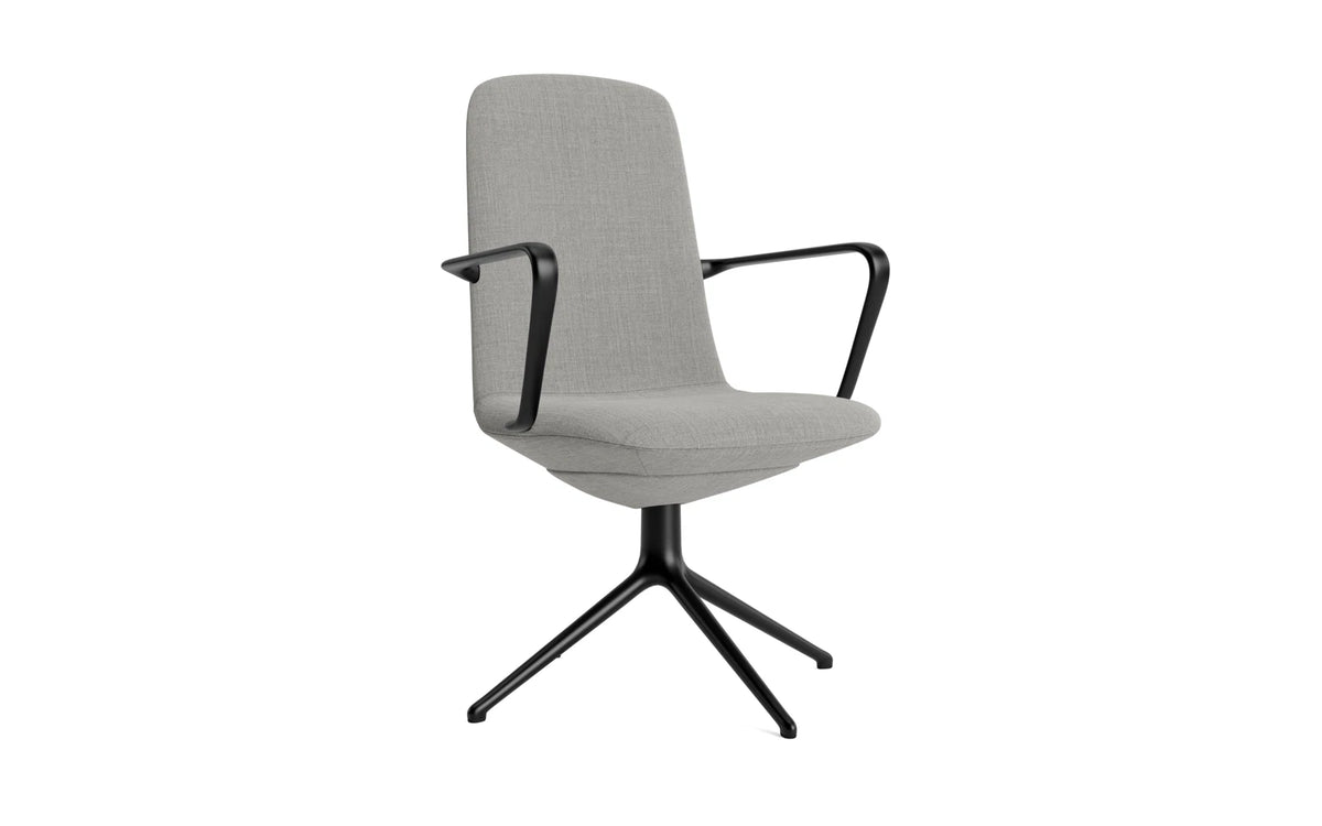 Off Armchair niedrig mit Drehgestell 4B Schwartz aluminium Remix in Remix 133 präsentiert im Onlineshop von KAQTU Design AG. Bürostuhl ist von Normann Copenhagen