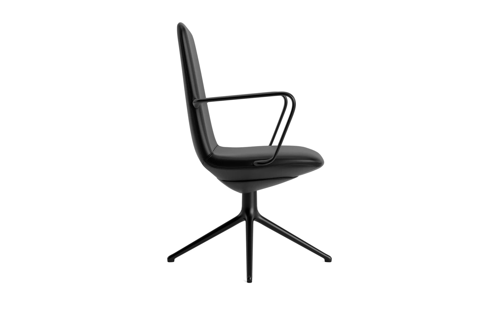 Erleben Sie den Off Armchair von Normann Copenhagen: Ein eleganter, niedriger Drehstuhl, der Komfort und modernes Design für Ihr Büro vereint.