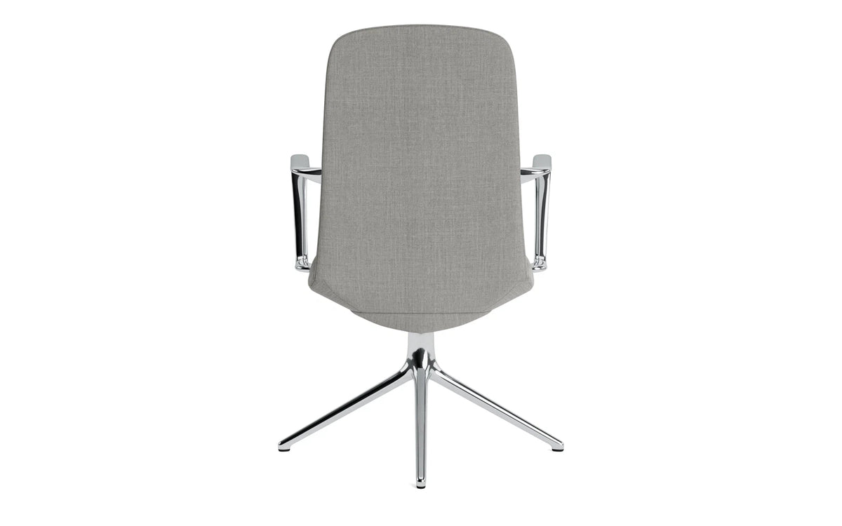 Off Armchair niedrig mit Drehgestell 4B aluminium mit kissen Remix in Remix 133 präsentiert im Onlineshop von KAQTU Design AG. Bürostuhl ist von Normann Copenhagen